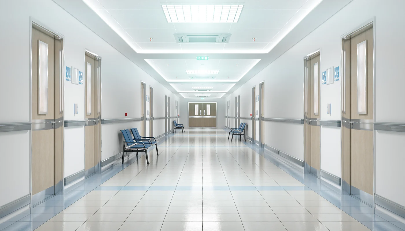 Lichtdurchfluteter Korridor eines Krankenhauses